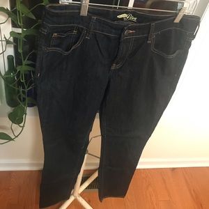 🔴 Old Navy Diva Straight Leg Jeans